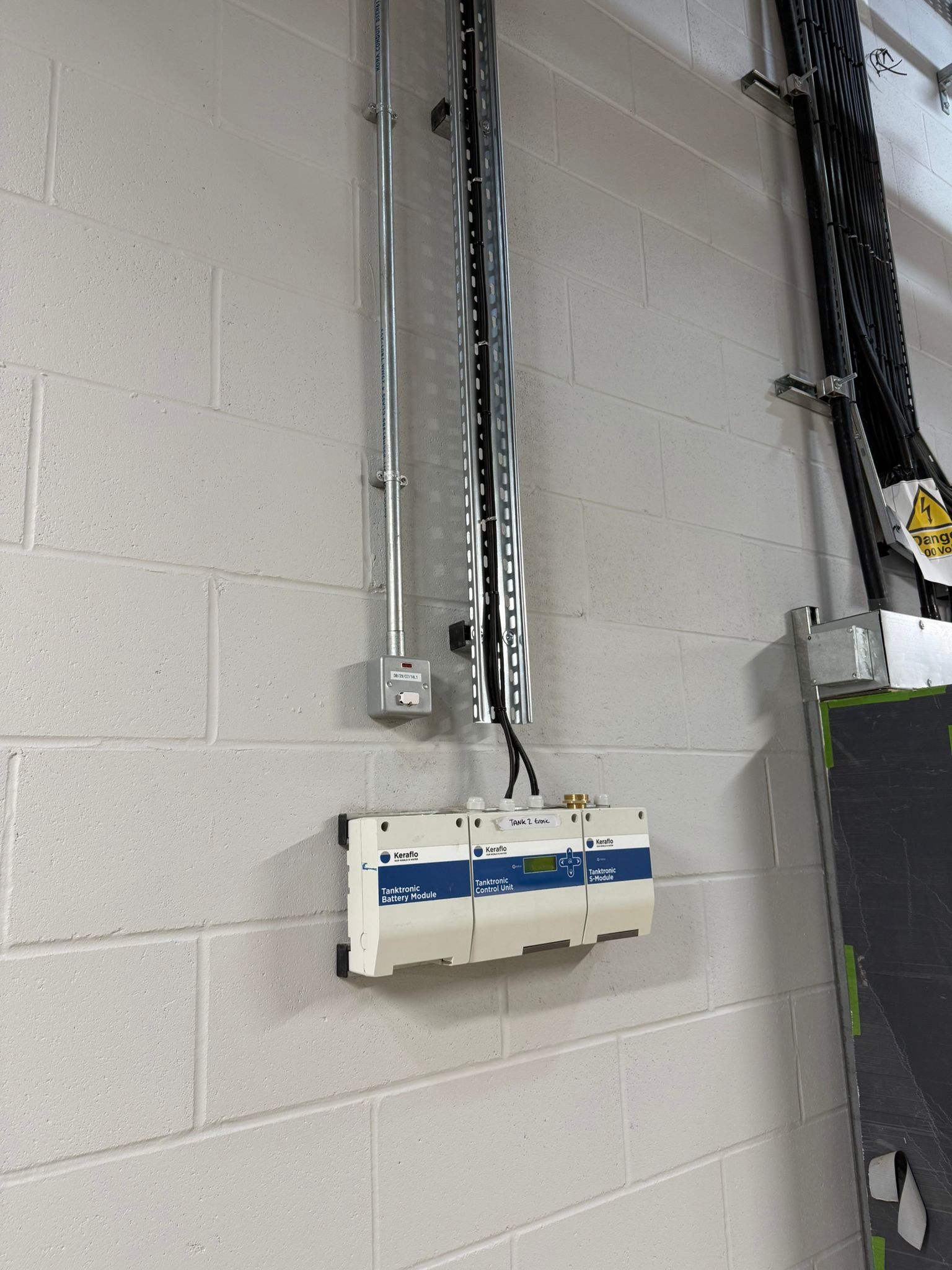 Tank level control unit installed on containment