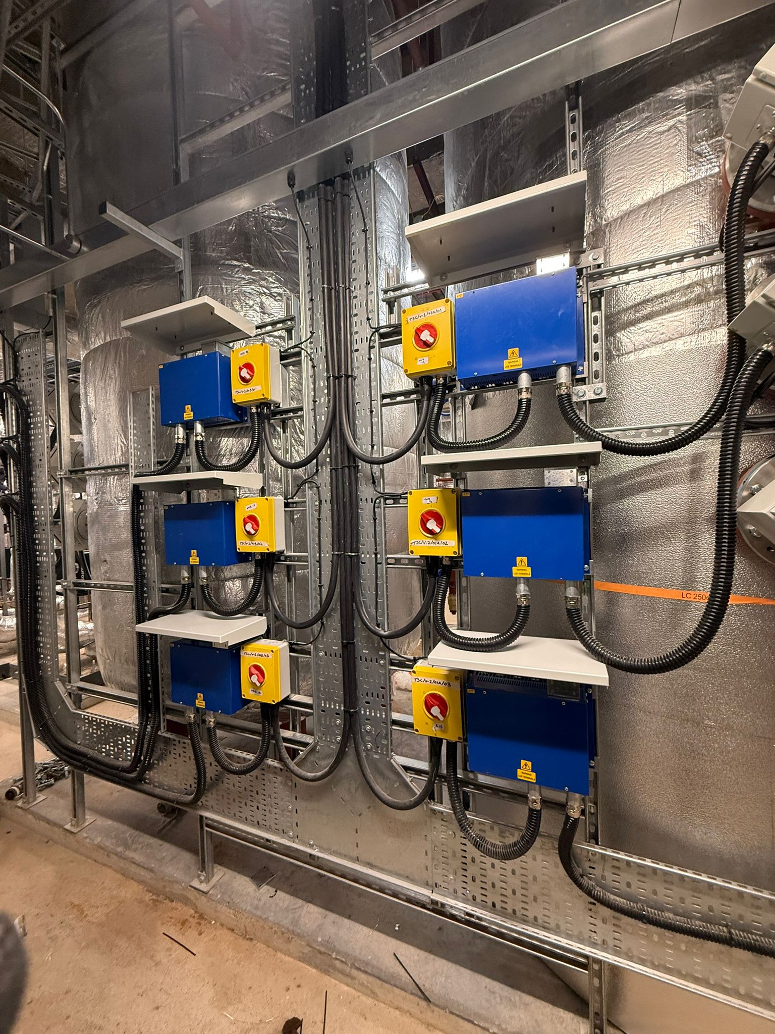 Valve actuator junction boxes wired on plant containment